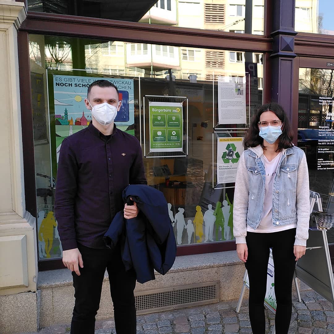 Agon und Jenny vor dem Grünen Büro in Zwickau